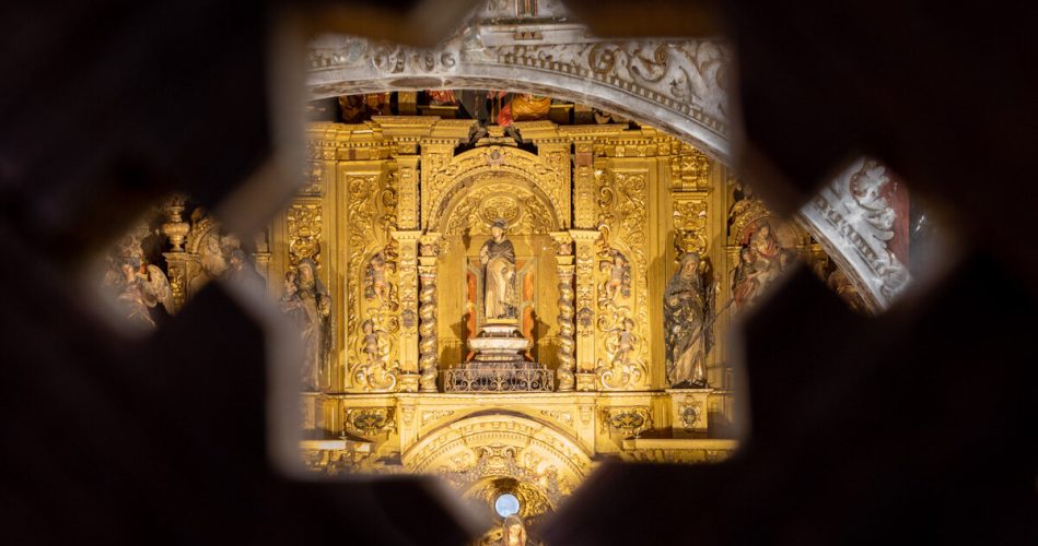 Talla de Santo Domingo en el centro, con Santa Rosa de Lima y Santa Margarita de Saboya en los laterales