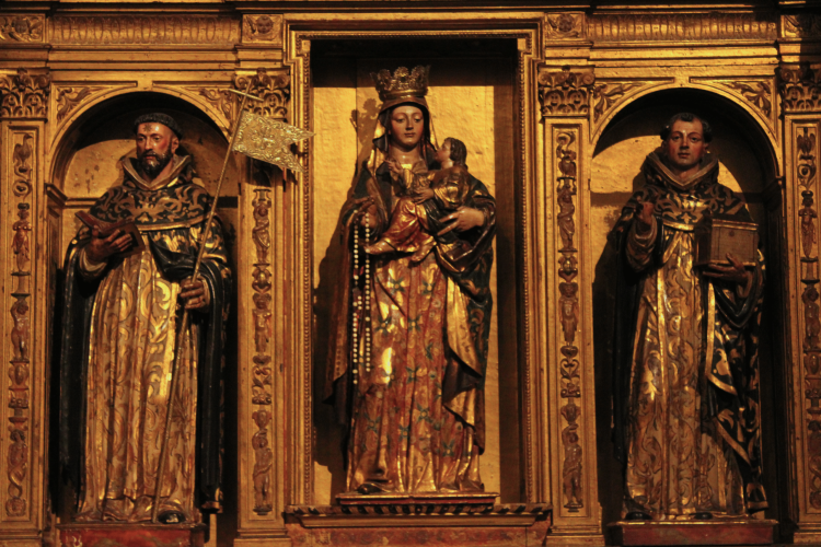 Escultura de la Virgen del Rosario, acompañada por Santo Domingo de Guzmán y Santo Tomás de Aquino
