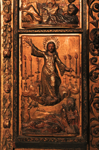 Relieve lateral que ilustra la escena apocalíptica de San Pablo exorcizando el cáliz