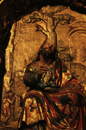 Escultura principal que representa a San Juan Evangelista escribiendo el Apocalipsis en la isla de Ptamos