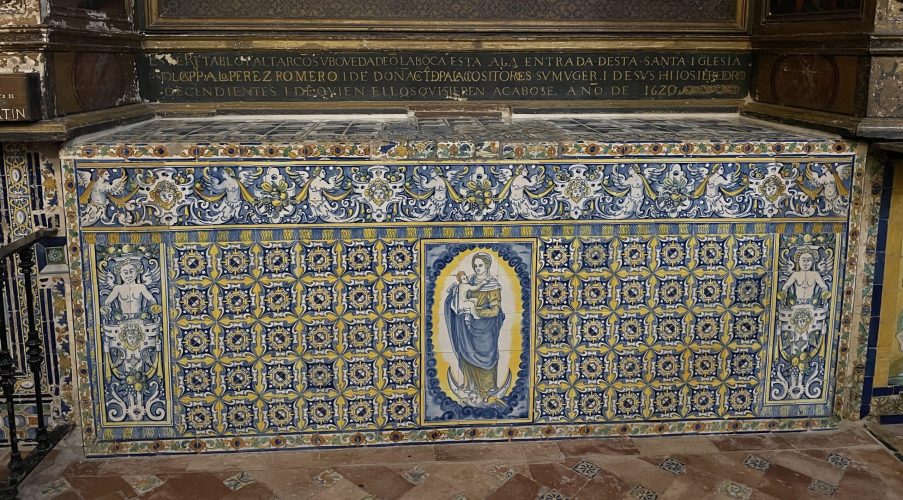 Inscripción bajo la escena principal y azulejería del altar