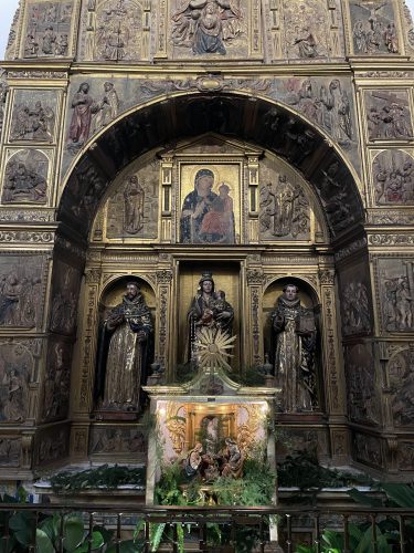 Vista general del retablo de la Virgen del Rosario