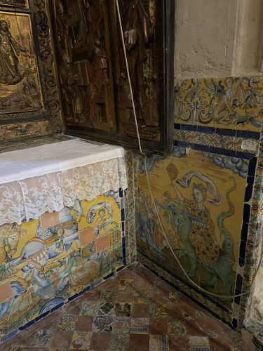 Azulejería en el lateral derecho del altar
