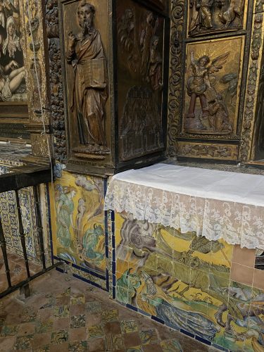 Azulejería en el lateral izquierdo del altar