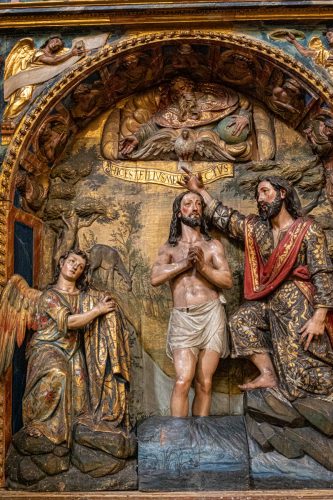 Imagen central cuya iconografía representa el Bautismo de Jesús en el Jordán